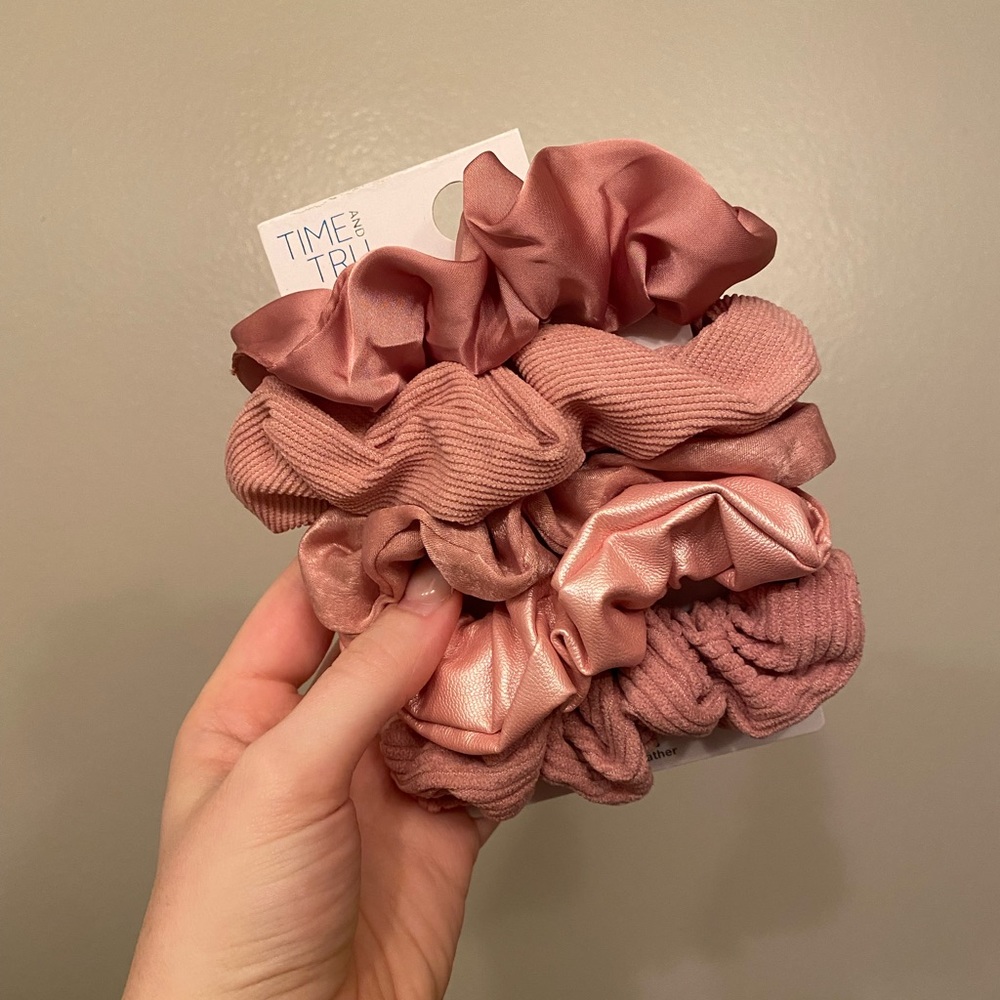 5-pack pink scrunchies assortment